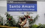 A orientação é que o idoso com mais de 90 anos vá até a UBS mais próxima de sua residência. As unidades podem ser conferidas no site da prefeitura. O idoso deve levar o CPF, a carteira de vacinação e o Cartão SUS, se houver