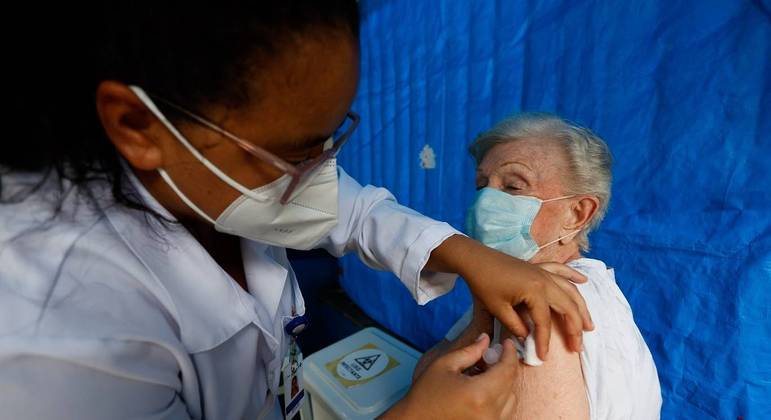Algumas cidades se anteciparam e já vacinavam idosos com 4ª dose antes de anúncio do ministério