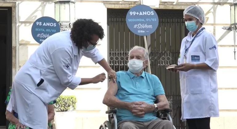 O ator Orlando Drummond, de 101 anos, foi o primeiro a ser vacinado