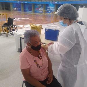 Maria recebeu a primeira dose em 11 de fevereiro de 2021