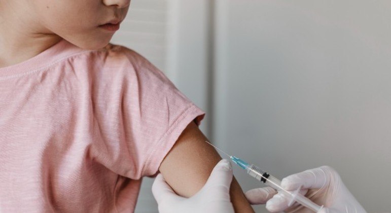 Nenhuma das vacinas contra a covid-19 já aprovadas foram desenvolvida para uso em crianças
