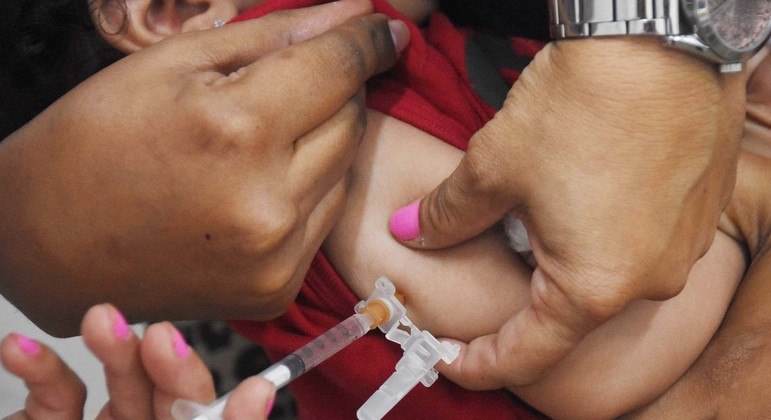 Criança é vacinada contra covid-19 em Unidade Básica de Saúde do DF