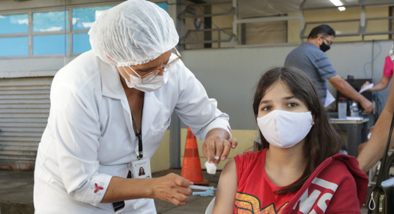 Criança de 11 anos é vacinada contra a Covid-19 no DF