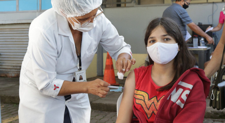 Jovem de 11 anos vacinada no DF