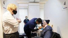Britânicos sem 3ª dose são 90% dos internados em UTI, diz premiê
