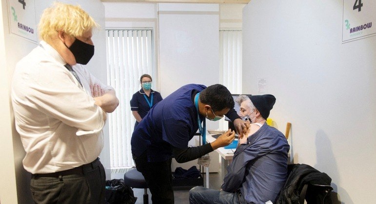 O premiê britânico Boris Johnson visita centro de vacinação na cidade de Milton Keynes
