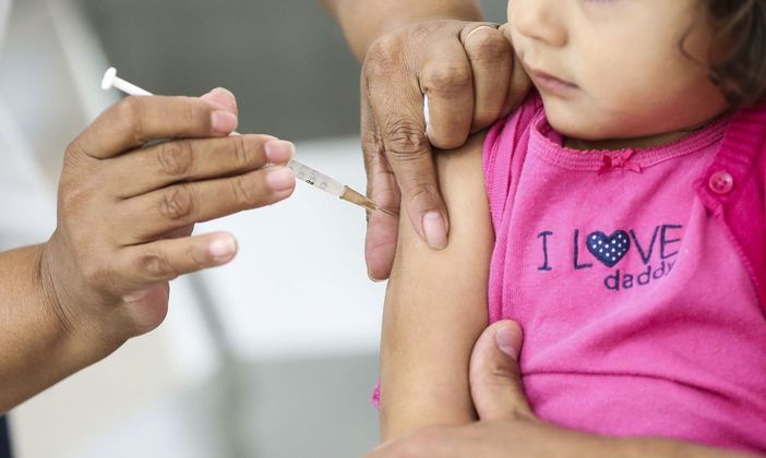 O Ministério da Saúde informou, na sexta-feira (7), que o Brasil continua sem nenhum caso de poliomielite desde 1989, após ter descartado uma suspeita da doença em uma criança de 3 anos no Pará. O paciente teve paralisia flácida aguda, e um exame de fezes detectou o vírus da pólio. No entanto, uma investigação de autoridades sanitárias descobriu que a criança havia tomado uma vacina de vírus atenuado (oral) antes ter recebido a vacina de vírus inativado (injeção)