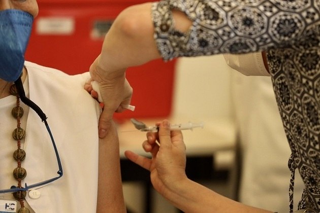 Nesta segunda-feira (18), 400 profissionais devem ser imunizados, mas a previsão é de que até quinta as 30 mil pessoas sejam vacinadas com a primeira dose do imunizante