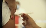 Cerca de 30 mil profissionais da saúde do hospital da Faculdade de Medicina da USP (Universidade de São Paulo) são vacinados a partir desta segunda-feira (18) com as primeiras doses da CoronaVac, imunizante contra o novo coronavírus