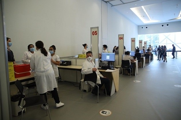 'É um piloto com os voluntários sendo vacinados, estamos testando todo o sistema. Na terça feira, começamos com o funcionamento de 12 horas com o agendamento de data e horário para vir para cá', afirmou Eloísa Bonfa, diretora do Hospital das Clínicas