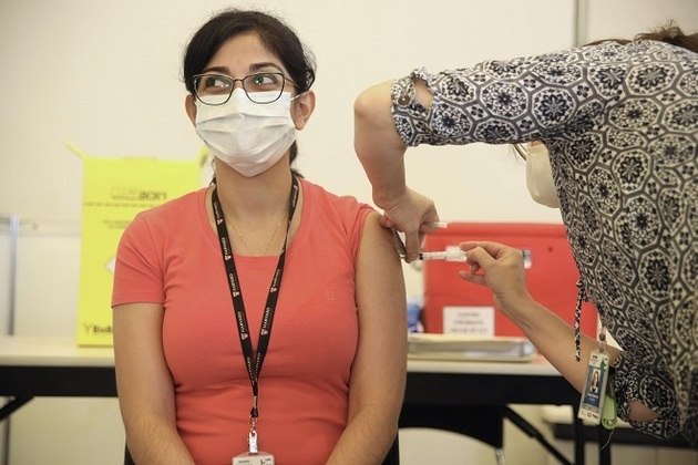 Cada profissional receberá duas doses da vacina, com intervalo de 21 dias entre a primeira e a segunda