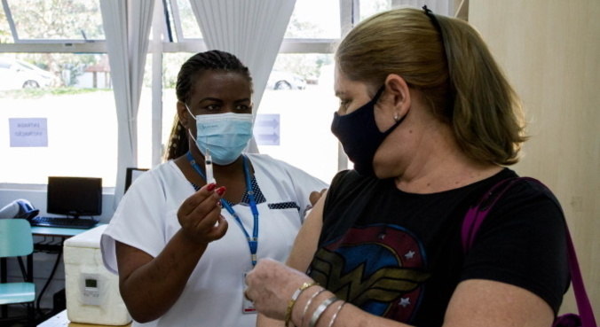 Profissional de educação sendo vacinado em Limeira, interior de São Paulo