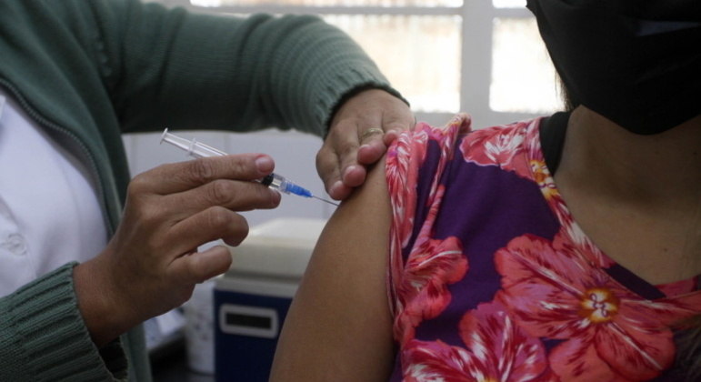 Para infectados, reforço da vacina deve ser dado 30 dias após desaparecimento de sintomas