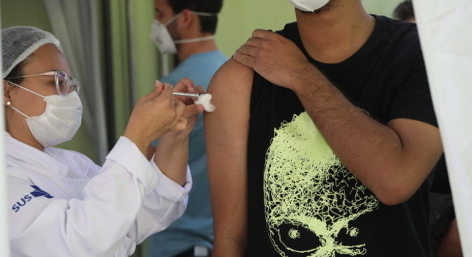 Evolução da vacinação contribui pela nova fase da pandemia no Brasil