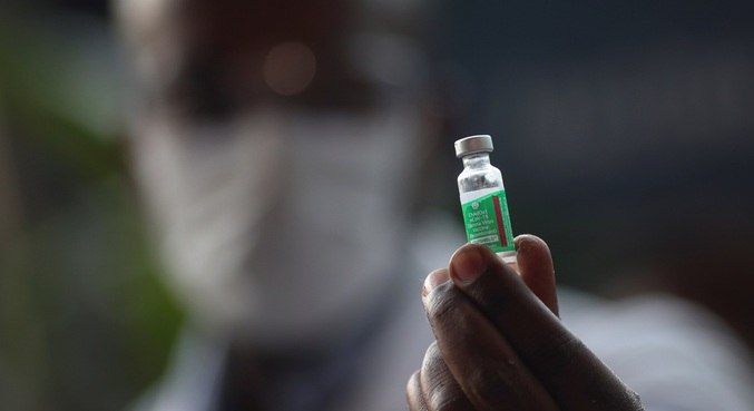 Doses da vacina de Oxford estão sendo preparadas na Fiocruz, no Rio de Janeiro