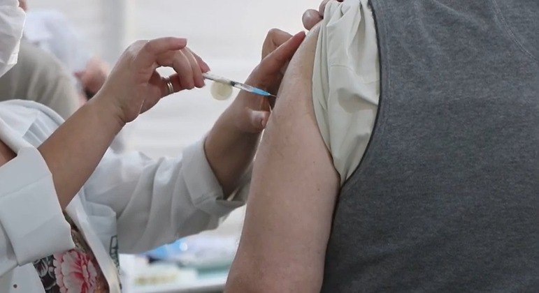 SP vacina com dose de reforço profissionais de saúde e idosos acima de 60 anos