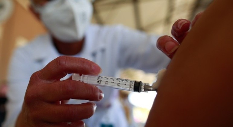 Enfermeira aplica vacina contra Covid-19 em São Paulo