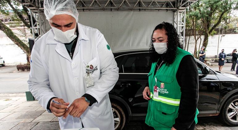 Terceira dose da vacina contra a Covid-19 é aplicada em adultos de SP
