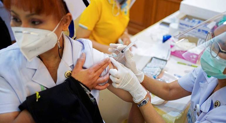 Estudo tailandês sugere queda dos anticorpos em trabalhadores da saúde vacinados com CoronaVac