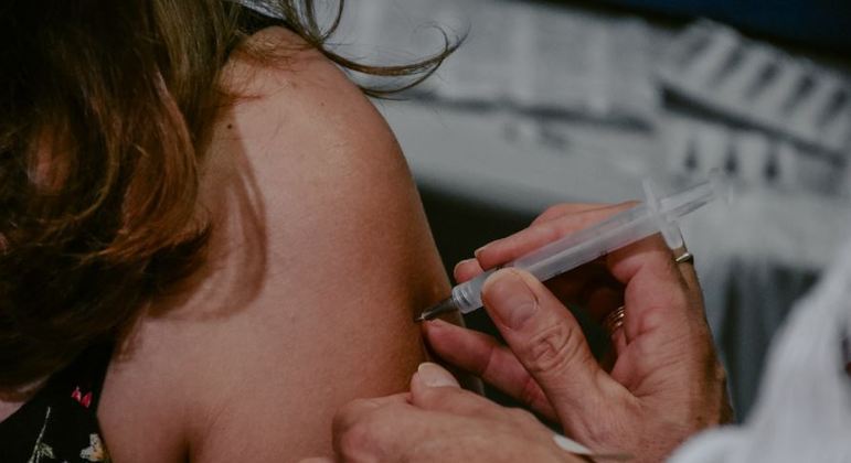 Capital paulista aplica terceira dose da vacina contra a Covid-19 em adultos
