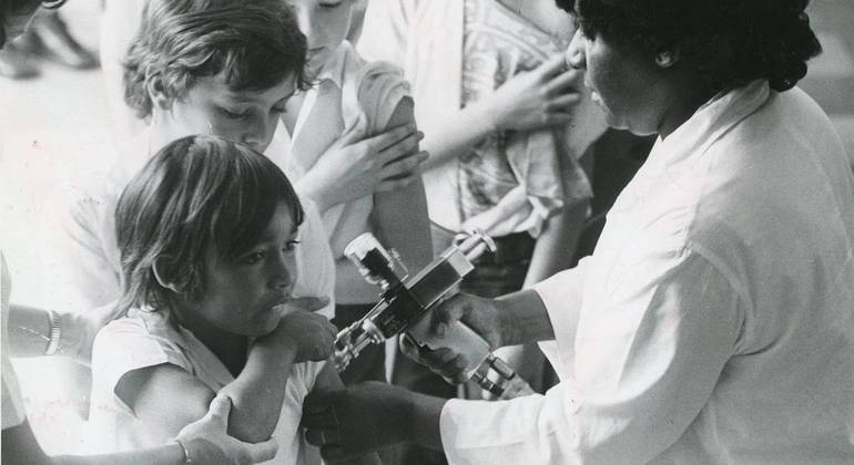 Vacinação contra a varíola em crianças na década de 1970