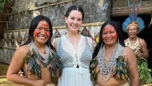 Em Manaus, Lana Del Rey visita aldeia e dança com indígenas. Veja!