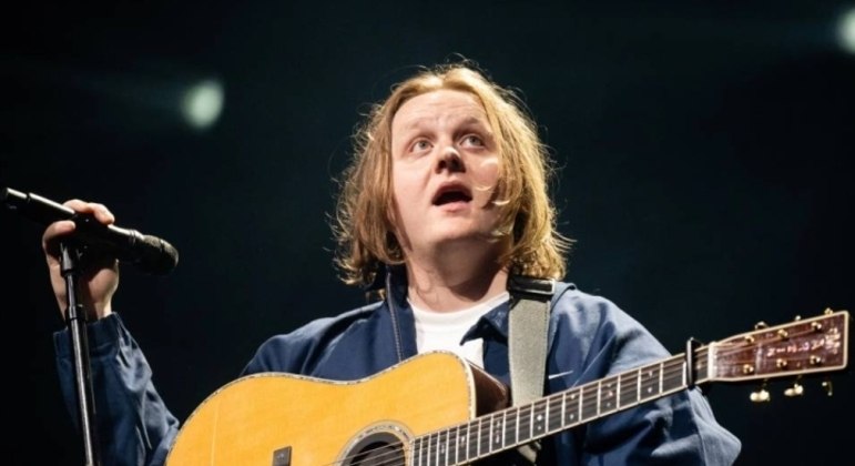 Lewis Capaldi tops the UK Singles Chart with “Pointless” – Music