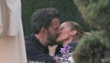 Jennifer Lopez e Ben Affleck são vistos aos beijos em Malibu. Veja!
