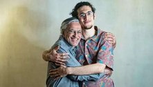 Caetano Veloso e Tom Veloso ganham o Grammy Latino de gravação do ano com "Talvez"