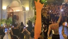 Machine Gun Kelly faz show para fãs no hotel após festival cancelado no Paraguai. Veja!