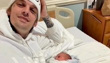 Ex de Aaron Carter compartilha fotos do cantor com o filho no aniversário de 1 ano do bebê