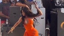 Cardi B arremessa microfone em pessoa que jogou bebida em sua direção durante show