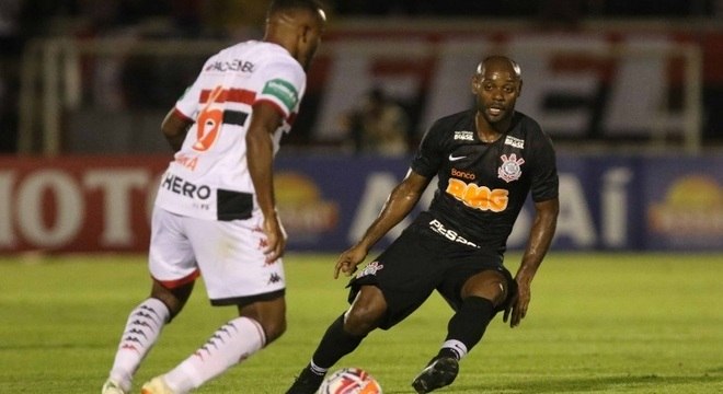 Vagner Love (à dir.) teve atuação apagada pelo Corinthians contra o Botafogo-SP
