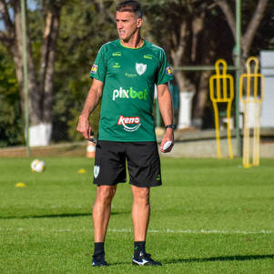 Vagner Mancini comanda treino visando o Palmeiras