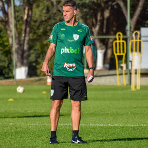 Vagner Mancini comanda treino visando o Palmeiras