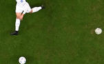 Vai, chuta! O goleiro português Diogo Costa desafia o meio-campista uruguaio Rodrigo Bentancur: não foi gol