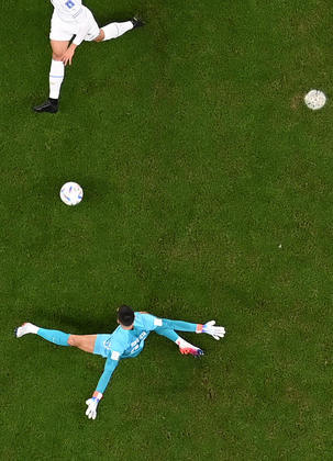 Vai, chuta! O goleiro português Diogo Costa desafia o meio-campista uruguaio Rodrigo Bentancur: não foi gol