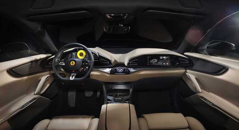 SUV conta com uma ampla central multimídia com conexão com smartphone