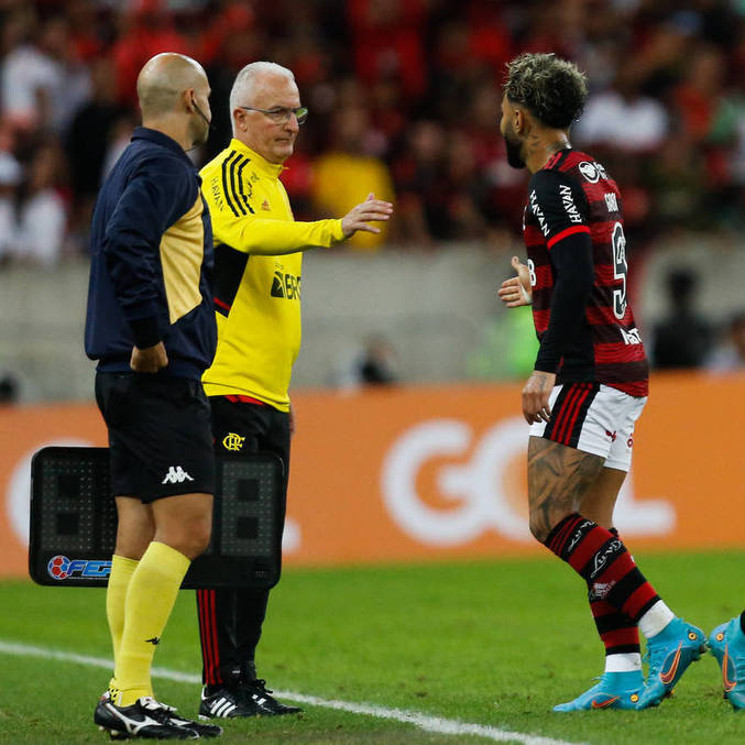 Gabigol recebe cumprimentos do técnico Dorival Júnior na vitória contra o América