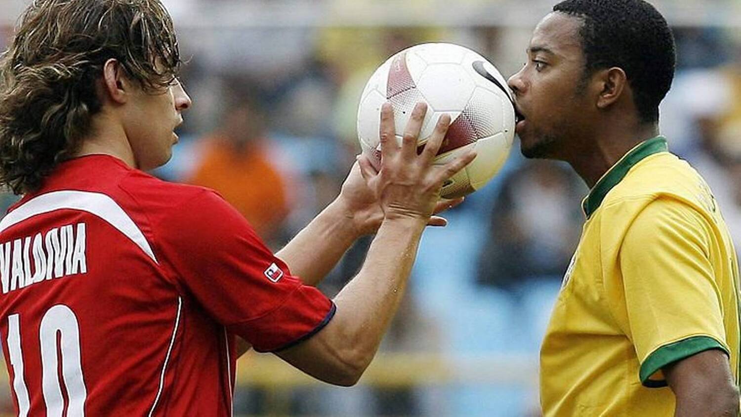 Valdivia coloca a bola na boca de Robinho. Provocador, não se intimidava. Ídolo dos palmeirenses