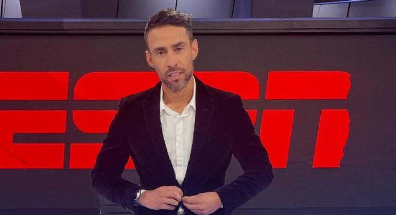 Valdivia começou a faltar em alguns programas da ESPN chilena. Indício de que havia algo errado