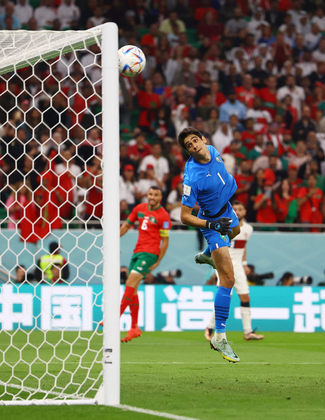 Vale soprar? Goleiro de Marrocos Yassine Bounou observa chute de Bruno Fernandes, de Portugal, que não entrou
