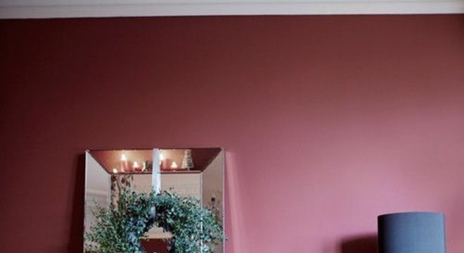 Vale usar o azul claro com a cor marsala para criar uma sala aconchegante e linda