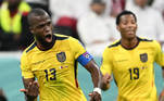 Valencia (esq) marca os dois primeiros gols do Equador na Copa do Mundo