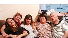Ex de Dinho, dos Mamonas, surge em foto com a família do cantor
