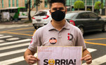 Dentre outras mensagens positivas, voluntários portavam cartazes convocando as pessoas a sorrir. Aqui, também em Campinas (SP)