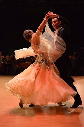 Valsa - Dança clássica surgida na Áustria e na Alemanha, no início do século XIX, originária de tradições campestres. Dançada em par, com elegância, fez sucesso nos salões europeus.