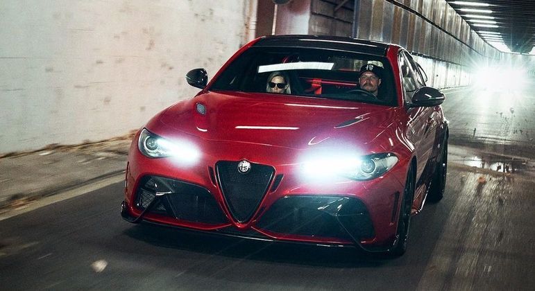 Assim que saiu da fábrica, o piloto colocou o Alfa Romeo Giulia GTAm nas ruas italianas. A ciclista Tiffany Cromwell acompanhou o companheiro no passeio