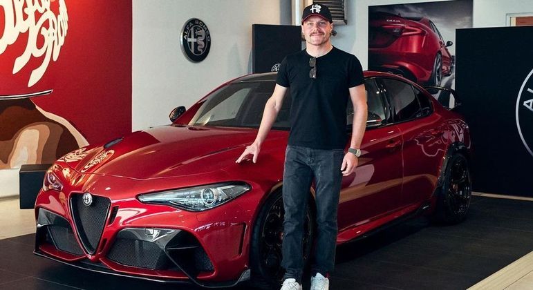 Além de pilotar um monoposto da Alfa Romeo nos circuitos da Fórmula 1, Valtteri Bottas agora vai dirigir um carro da marca italiana fora das pistas. O piloto finlandês adquiriu um Alfa Romeo Giulia GTAm, que conta com apenas 500 exemplares e é avaliado em 200 mil euros (cerca de R$ 1,2 milhão na atual cotação)
