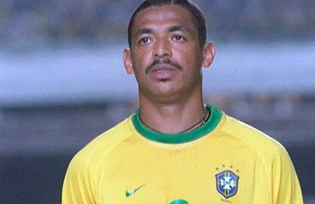 Vampeta: o volante reserva da Seleção Brasileira hoje tem 48 anos e é empresário.
